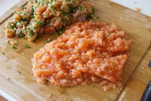 将鱼肉丁与鱼肉泥拨在一起充分混合,以海盐和黑胡椒调味.