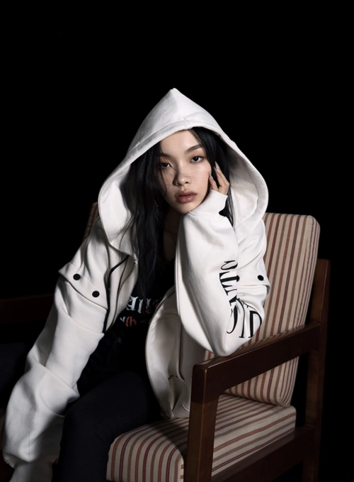 allsaints携手lexie刘柏辛 硬核诠释英伦摇滚风尚- 时装lofficiel