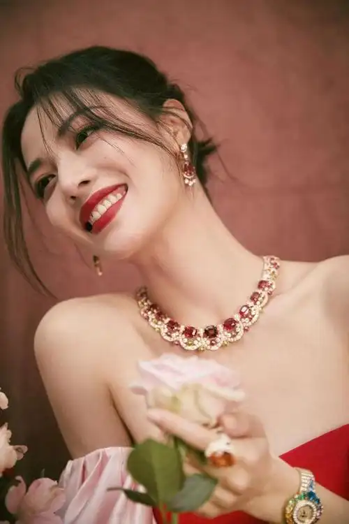 钟楚曦写真一袭红色抹胸礼裙古典优雅宛如油画中走来的美人