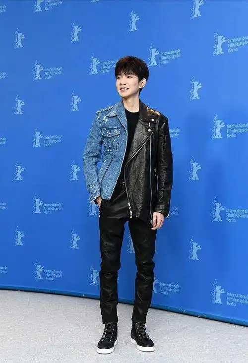 新一代音乐新星王源私下穿牛仔外套扮酷造型个性时髦