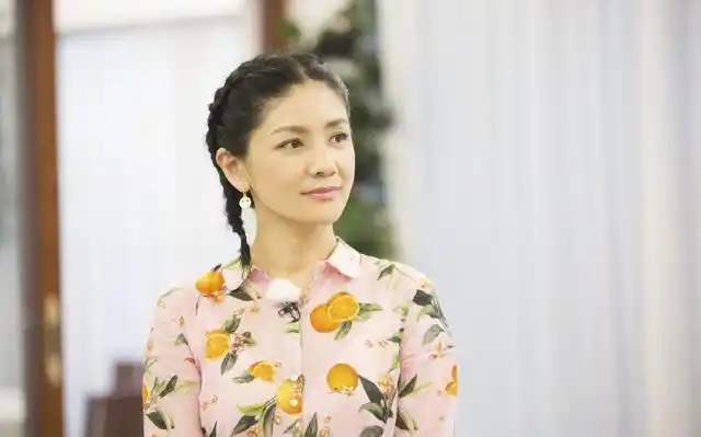 沙溢眼光真好,老婆穿橙子印花衬衫裙扎小辫子,孩子妈美成少女了