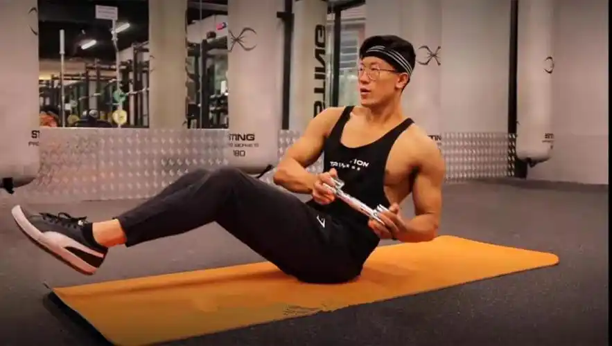 黄晓明离婚后超自律健身房撸铁秀健硕身材