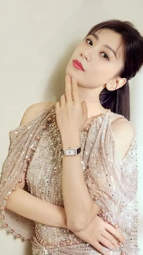 贾静雯,台湾著名女演员,以其出众的颜值和身材在华语娱乐圈中享有盛名