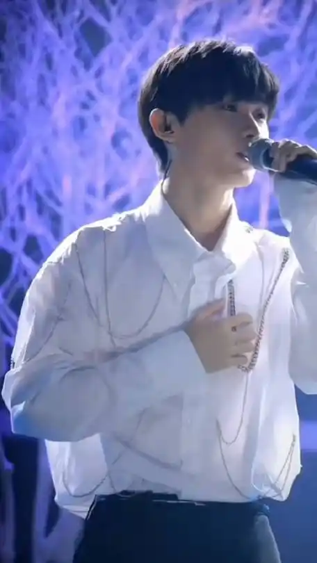 一起来欣赏马嘉祺白衬衫唱《雪落下的声音》