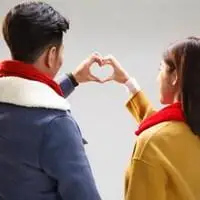 摆爱心手势的情侣头像 手比爱心手势情侣头像配对_微信头像图片大全