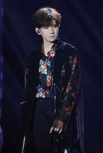 忍痛割爱,拿去!我最爱的王源生日演唱会帅气舞台照图片可做壁纸