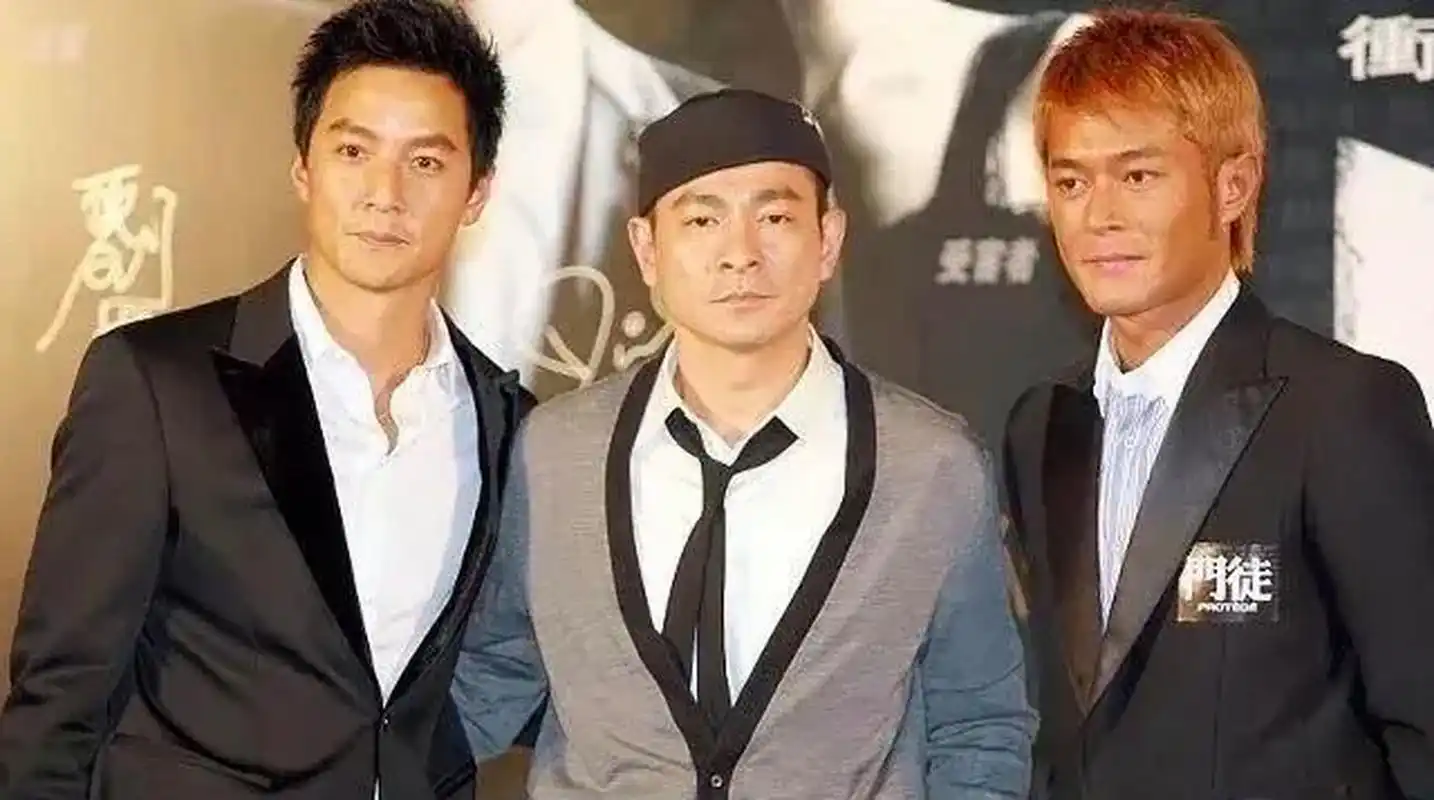 这绝对是刘德华虐得最惨的一次,被吴彦祖和古天乐围在中间,一副生无可