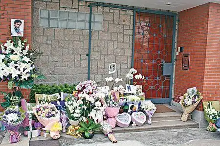 神秘男子拜祭张国荣 行为疯癫高呼:爸我回来了