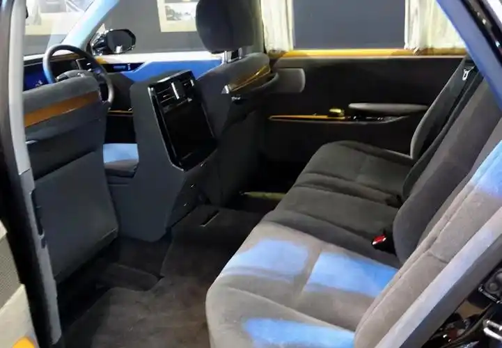 新款丰田世纪的外观以及内饰均没有太大变化,整体依旧保持稳重的气质