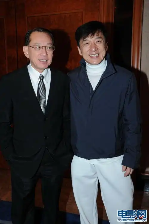 成龙携众星助阵英皇新年会 阿sa,陈伟霆分桌坐