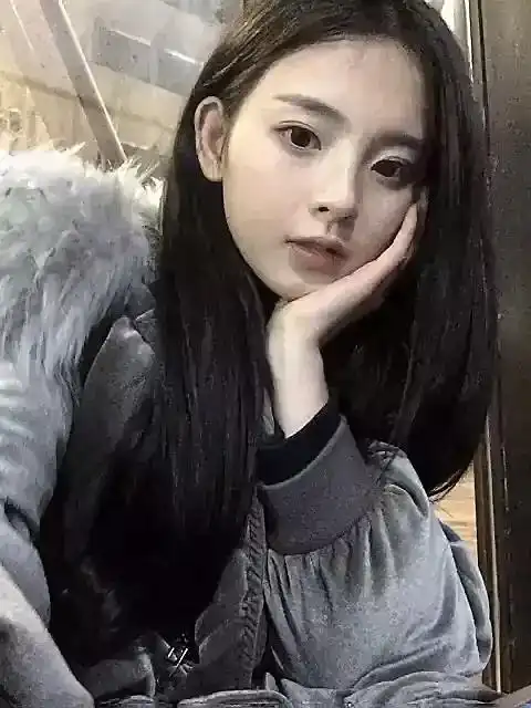 杨超越3年前旧照曝光齐刘海还以为是ab鼻梁比现在塌多了