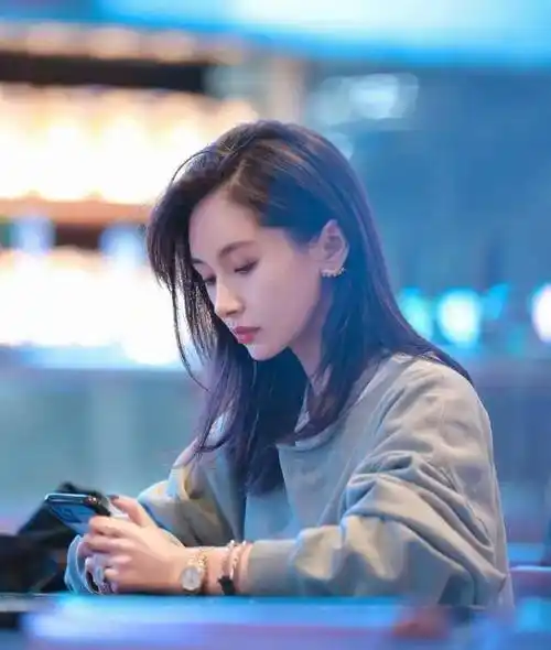 王子文真会穿穿小一码牛仔裤勒出小鸟腿这身材哪像孩子妈