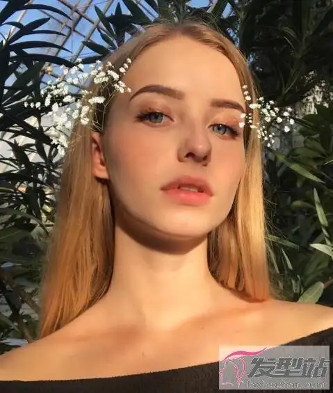 欧美风女生直发发型无刘海设计显御姐范