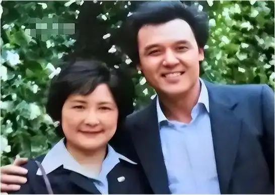 著名演员达式常不买车不开车83岁依旧坚持上班一生挚爱一人