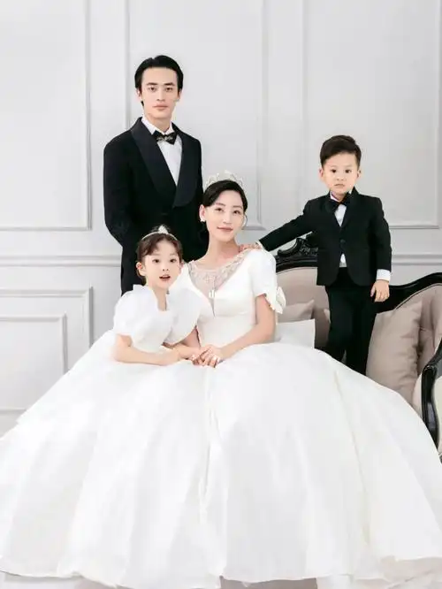 芳妮豆丁开学季  #一家四口全家福  #有爱亲子照