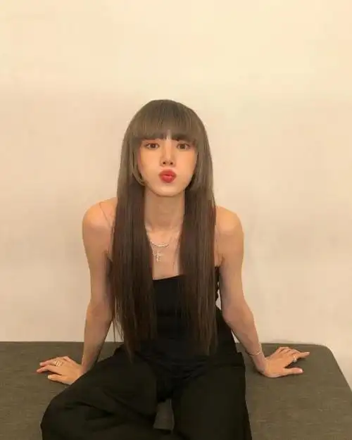 韩国女艺人李圣经近日在社交平台发布一组近照,她在这组照片中身穿