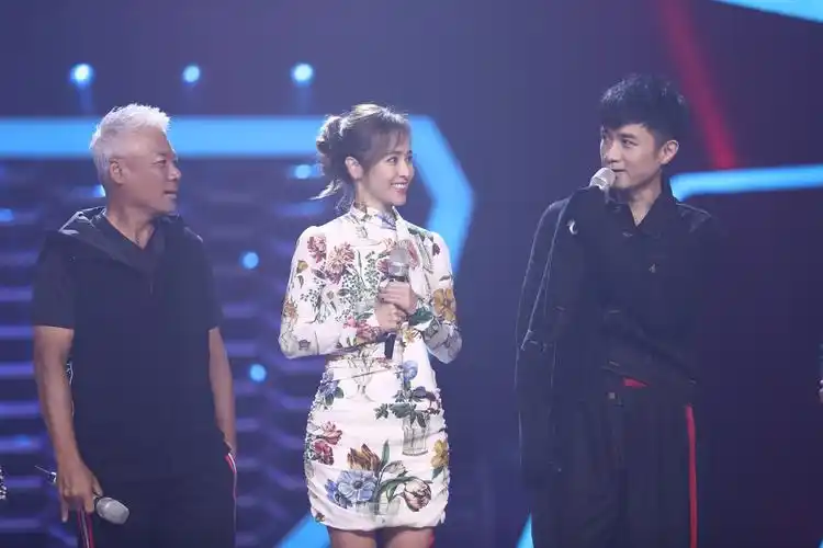 古巨基侯佩岑加盟《蒙面唱将》 首驻猜评团信心满满