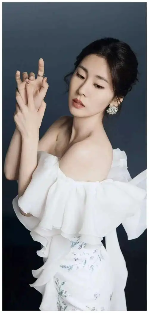 美女歌手张碧晨火力全开精湛演绎经典情歌痴情表白动人心弦