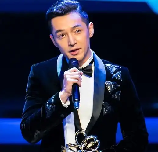 胡歌与小11岁美妻外出被拍,女方娇小,显憔悴,两人更多细节被扒