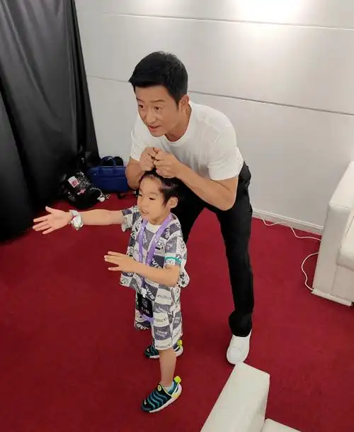 自己打包行李动作利落,吴京不舍分离撒娇_谢楠_爸爸_女儿