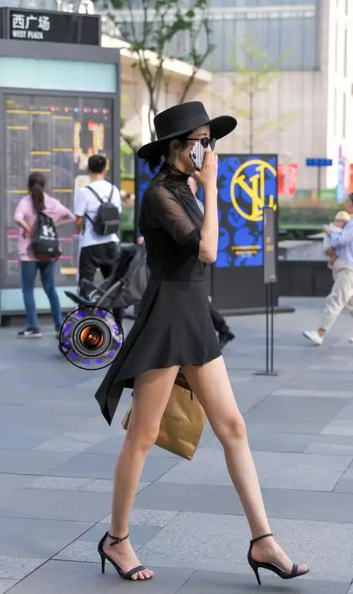 初秋时节穿裙子,美女选择黑色系搭配,修身显瘦还有秋天味道