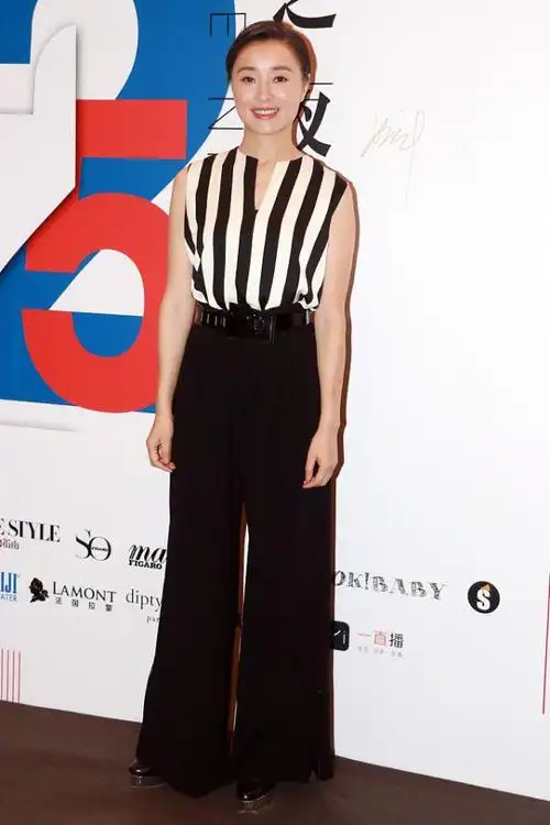 扫黑风暴吴越演技受好评穿正装尽显端庄优雅太有魅力