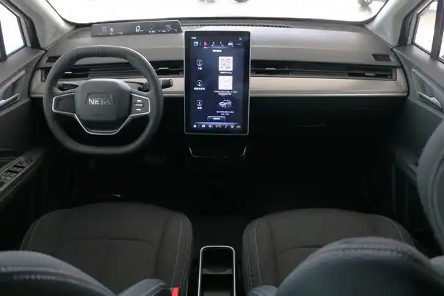 哪吒v的内饰保持了车内外统一的极简的设计风格,车内的功能控制都集中