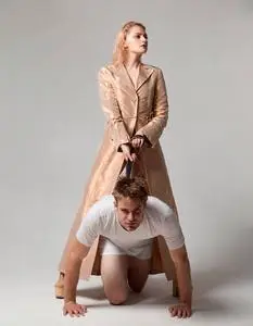 女人和男人在玩支配游戏.照片