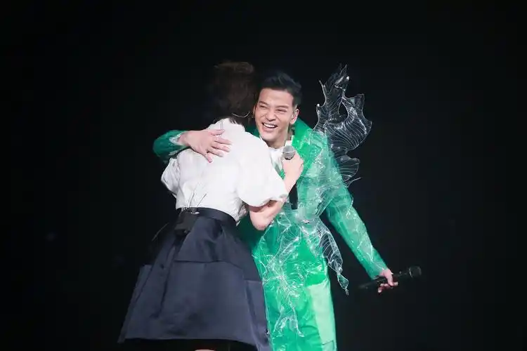 陈晓东红馆演唱会绿衣吸睛两千金同台 梁咏琪助阵牵手合唱