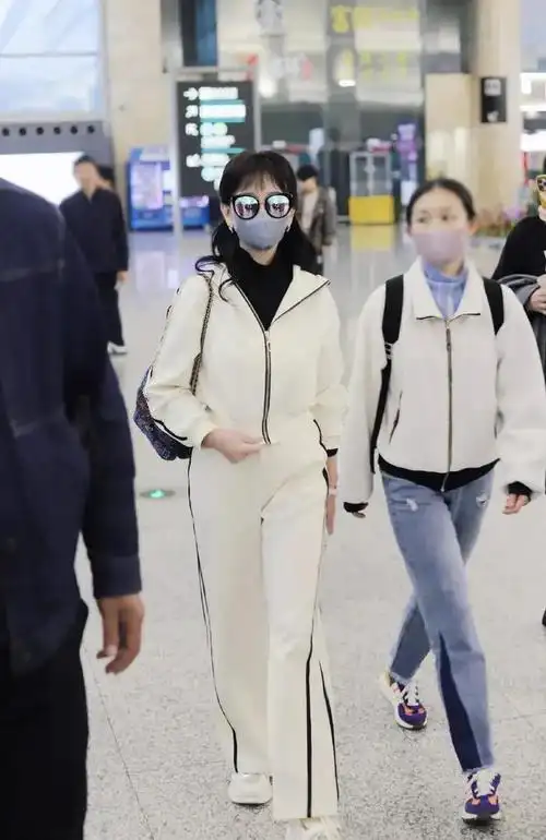 赵雅芝现身机场白色运动套装活力满满看得出这是70岁老奶奶吗