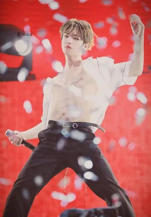 蔡徐坤南京场秀喉结拉链justin离家出走的腹肌网友管管孩子