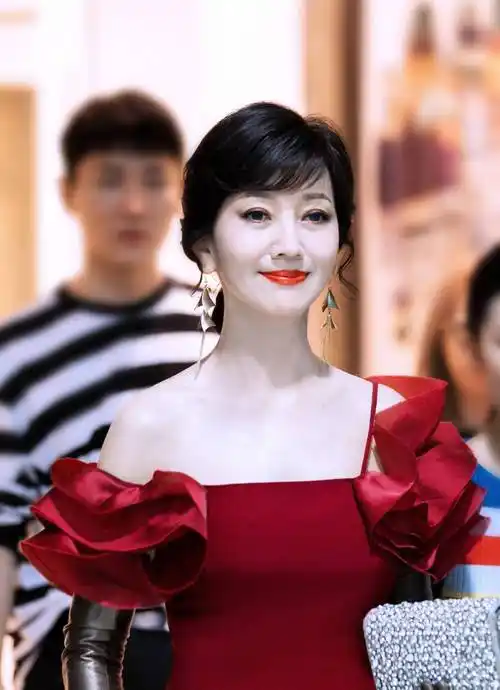 原创被66岁赵雅芝美到了穿公主衫气质还温柔奶奶年纪女友的身段