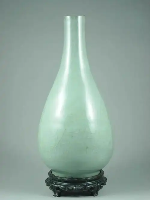 前几年,在雅昌艺术论坛看到此南宋官窑粉青釉胆式瓶漂亮的粉青釉色时