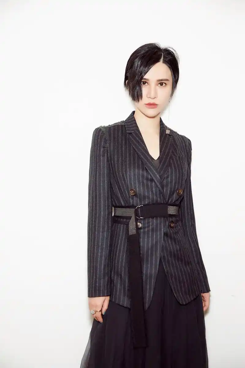 尚雯婕黑灰色条纹西装大气又不失风范.为尚老板打call!