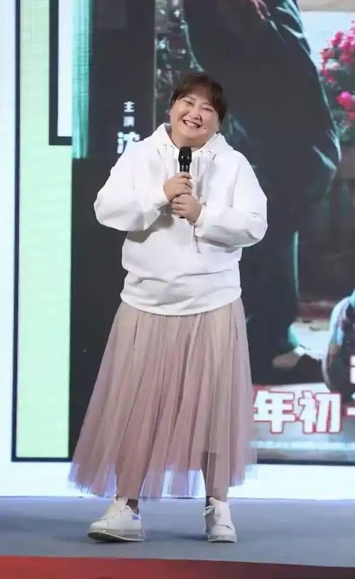 贾玲瘦了有几十斤穿紧身裙细腰肥臀对比强烈40岁整容式变漂亮