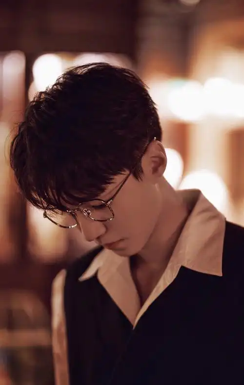 各位可以分享一下王俊凯的无水印绝美图片和语录吗?