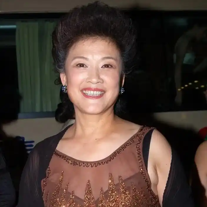 回顾宋春丽因拍戏不生育与丈夫丁克40多年61岁才当上妈妈