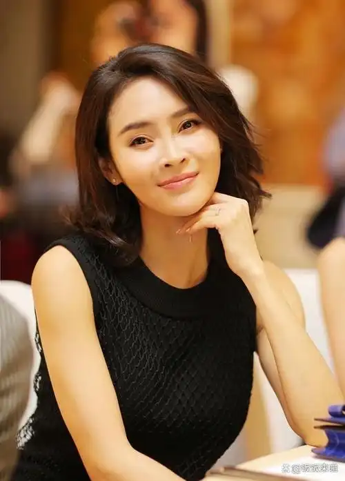 于明加与老公恩爱十年,定居北京千万豪宅,自称经济自由的女演员