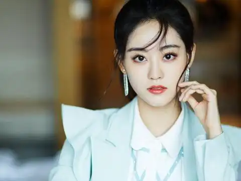 祝绪丹一身浅豆沙绿套装搭配清爽马尾,阳光又俏皮,甜美极了