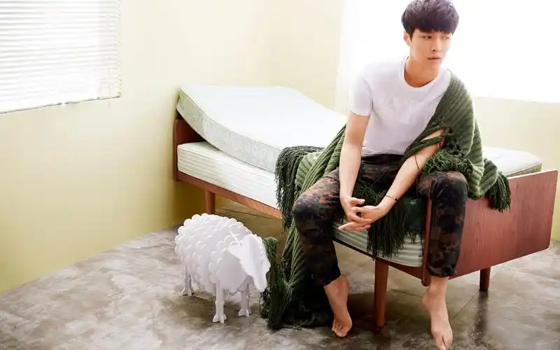 《梦想起飞》这首歌曲调很温柔,非常适合张艺兴温柔的嗓音来演唱