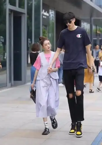 最萌身高差:男生1米9还穿aj"蜜蜂鞋"增高,女友只到他腰_情侣