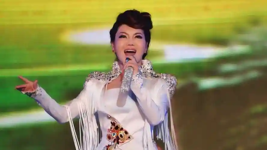 乌兰图雅这首歌唱得太好听了也只有草原歌手才能唱出这种辽阔感