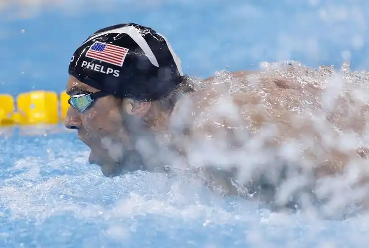 200米蝶泳决赛中,美国选手"飞鱼"菲尔普斯以1分53秒36的成绩夺得冠军