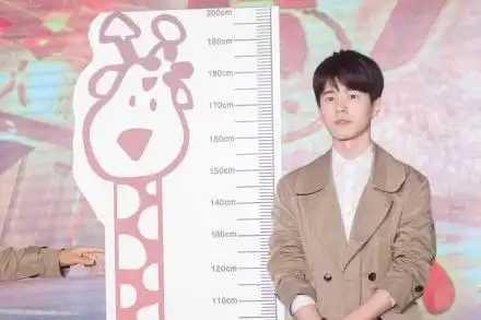 唐人街探案2主演齐聚刘昊然现场量身高你的票买好了吗