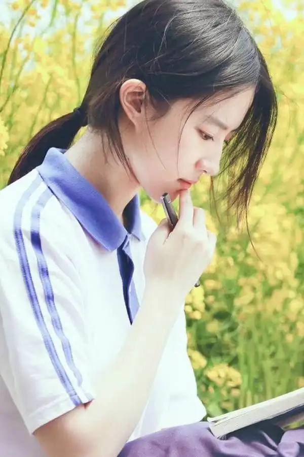 刘亦菲不愧是女神,可端庄典雅,也可清纯可爱,每一张都美到犯规