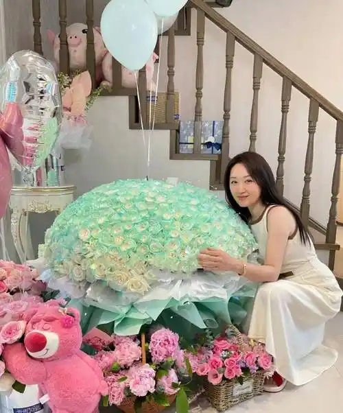 打劫行动免广告|杨钰莹晒52岁庆生照,穿一条白色无袖连衣裙,清新优雅