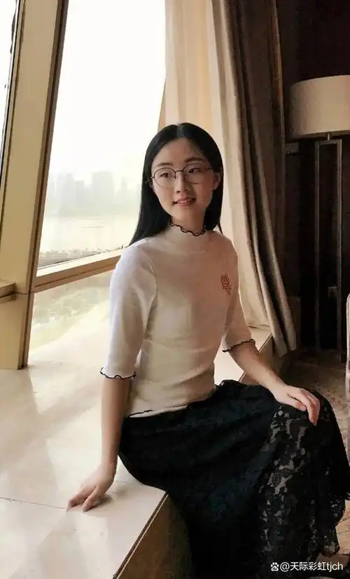 2017年7月,郭沁参加《中国新歌声第二季》,凭借演唱《美若黎明》加入