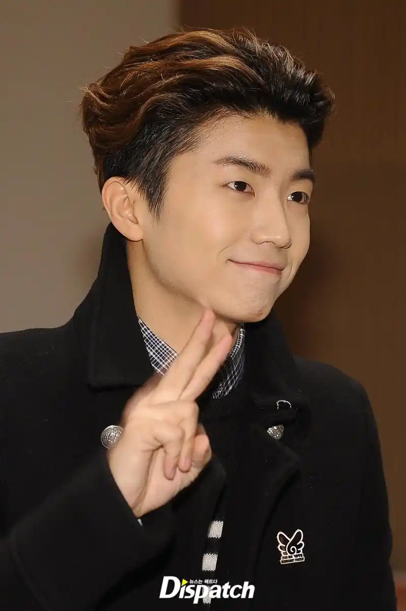 2pm 成员张佑荣(29) 确定7月9日入伍并现役服役.