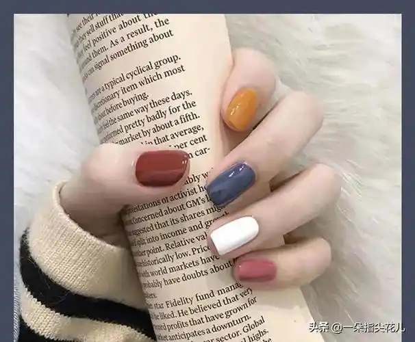 分享20款短指甲跳色美甲,色系搭配好,显白又好看|撞色|咖色_网易订阅