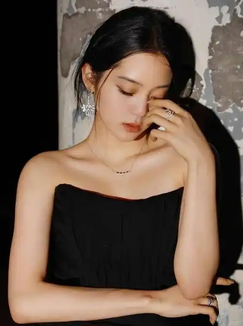 欧阳娜娜海滩穿礼服拍写真脚上的鞋子成亮点是对粉丝最大的尊重